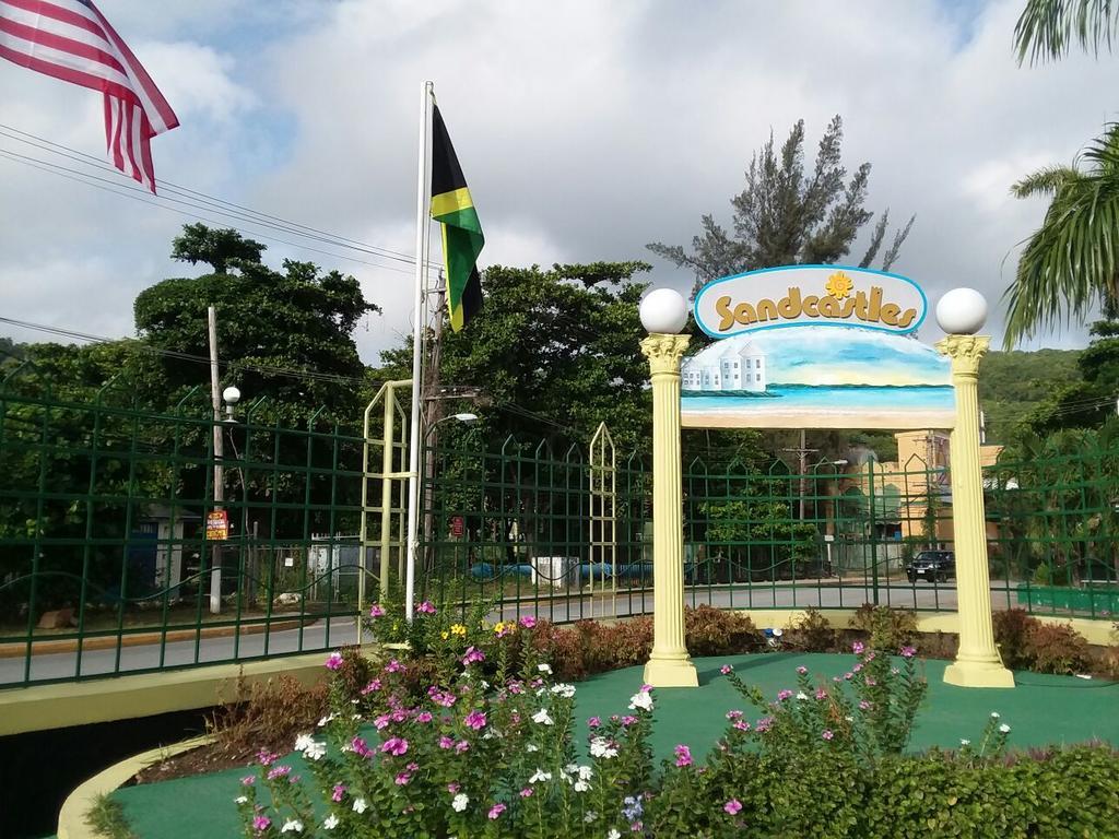 Castle By The Shore Ocho Rios Exterior photo